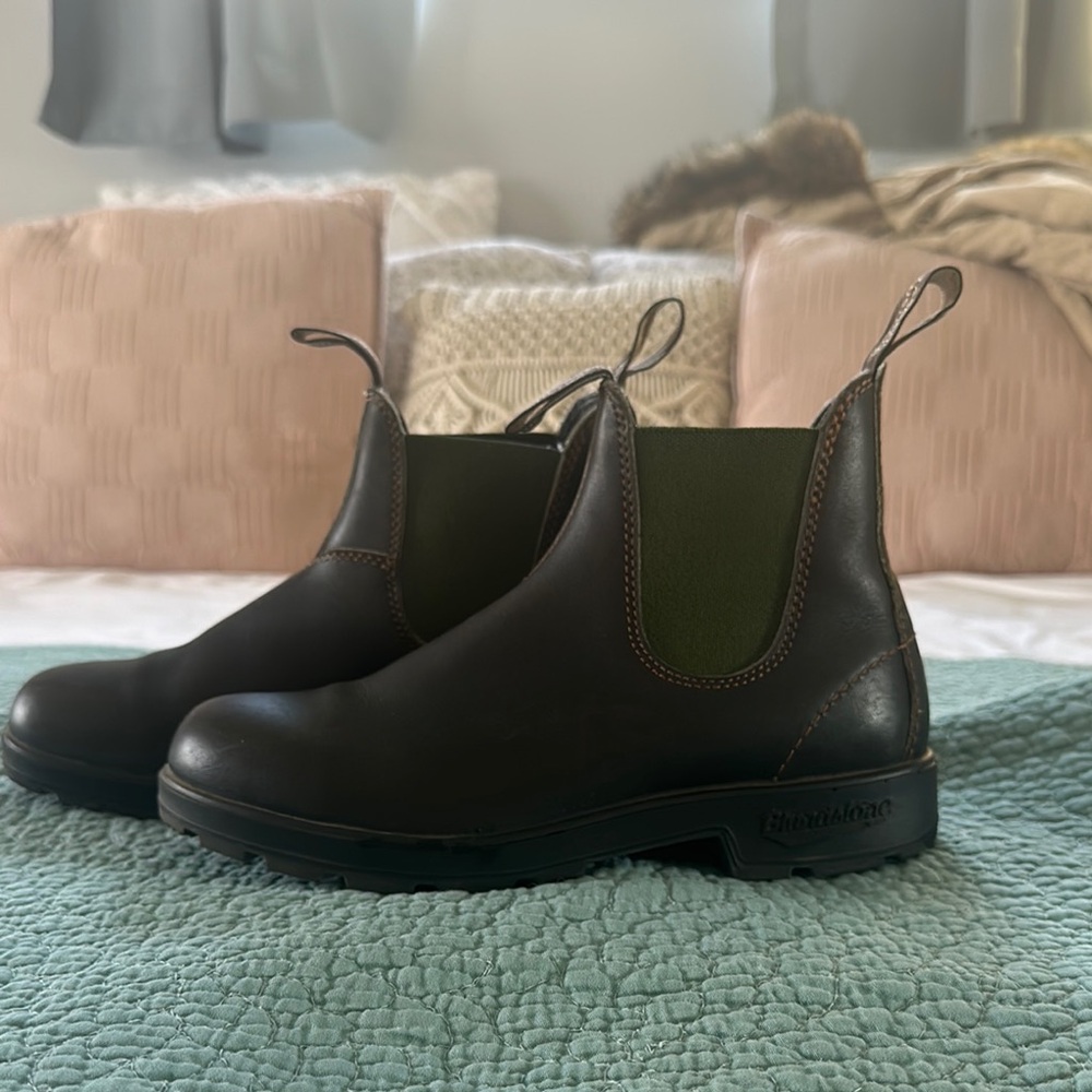 Women’s Blundstone Dark Brown and Hunter Green.